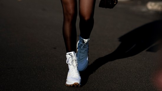 portada zapatillas blancas