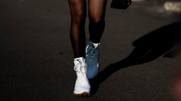 portada zapatillas blancas
