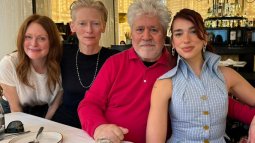 Pedro Almódovar junto a Dua Lipa, Tilda Swinton y Julianne Moore.