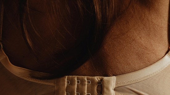 Mujer con sujetador