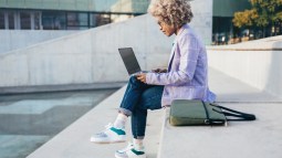 Mujer con portátil