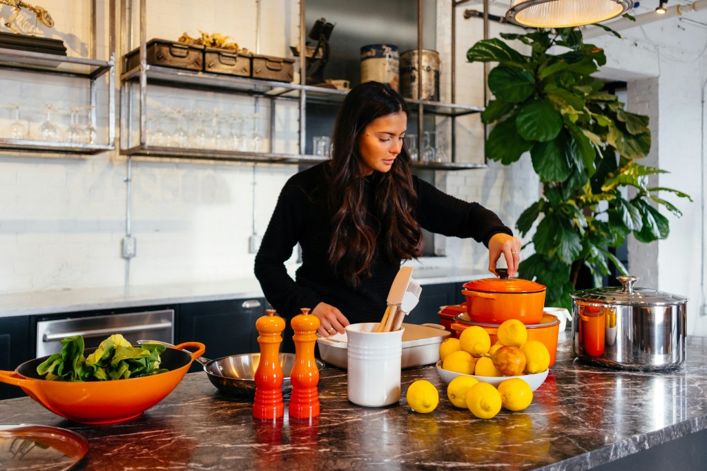 mujer cocinando
