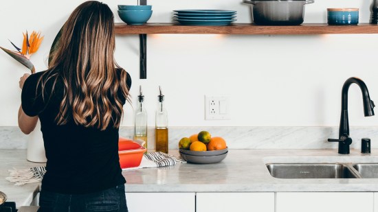 mujer cocinando  (1)