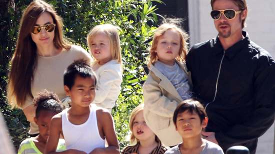 Angelina y Brad con sus hijos pequeños GTRES