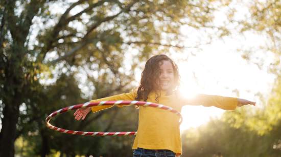 Niña con hola hoop
