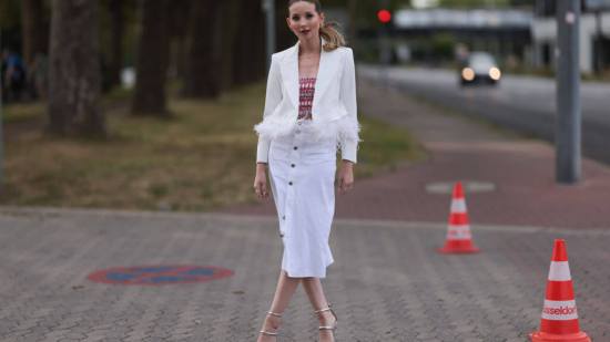 street style sandalias doradas