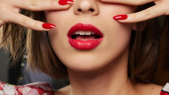 Naeem Khan emn S22 027 uñas rojas