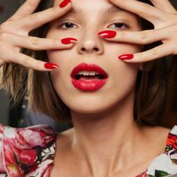 Naeem Khan emn S22 027 uñas rojas