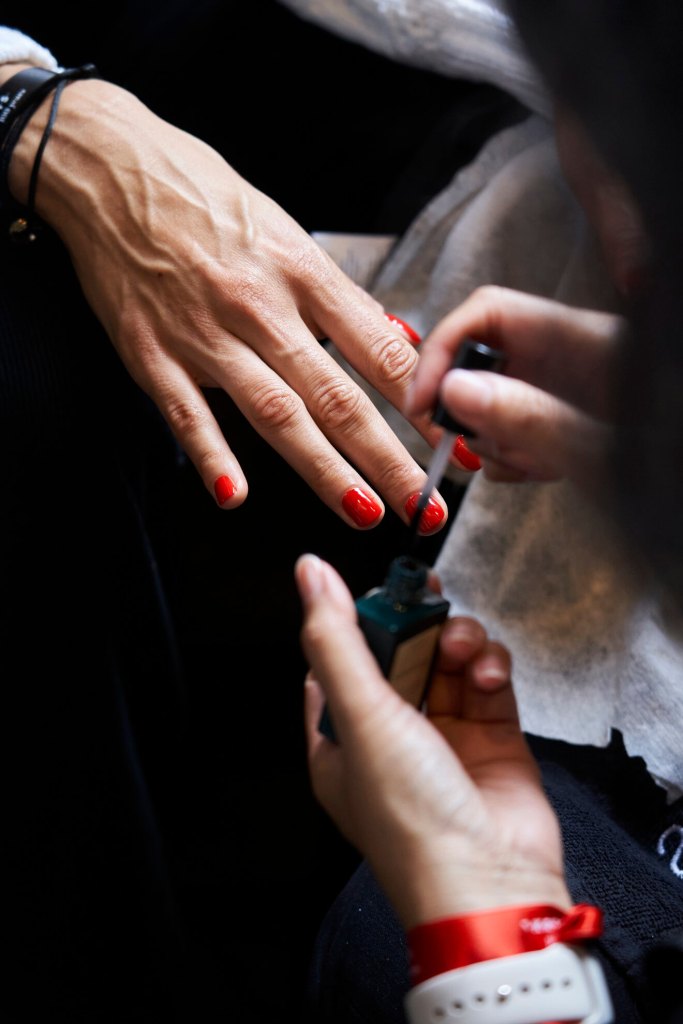 Naeem Khan emn S22 027 uñas rojas