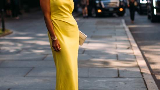 amarillo vestido portada street style (1)