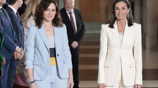 reina letizia isabel díaz ayuso zapatillas