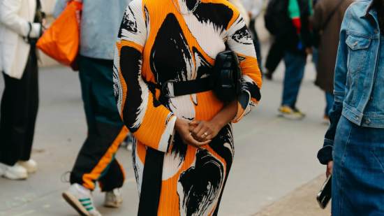 Paris str S23 1120 vestido invitada street style