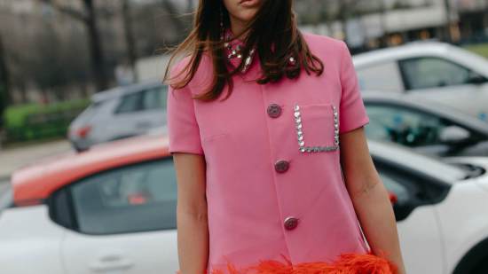 Paris str S23 1120 vestido invitada street style