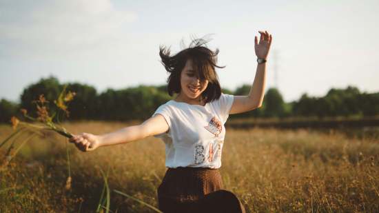 mujer feliz en el campo