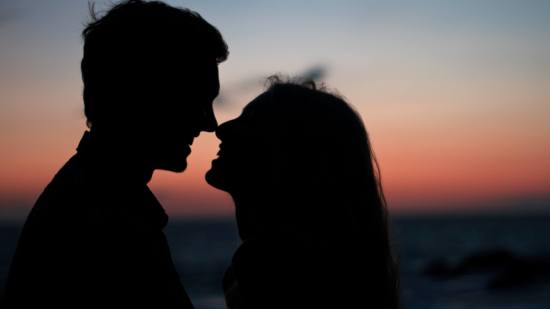 silueta de pareja enamorada al atardecer