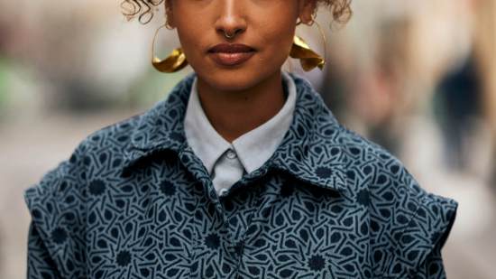 Milano str F24 0406 pelo rizado street style