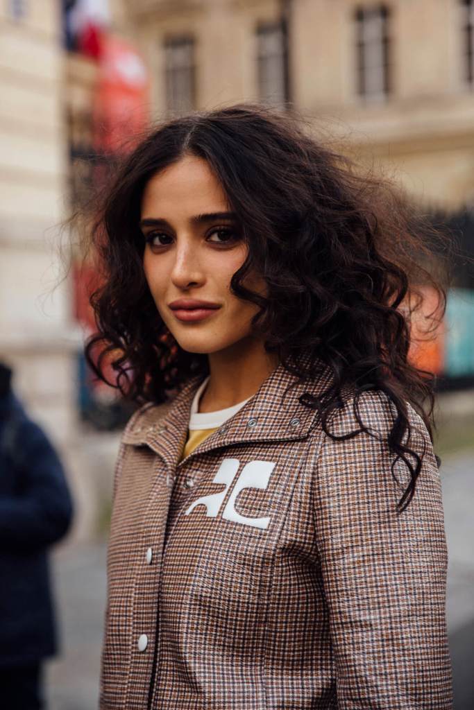 Milano str F24 0406 pelo rizado street style