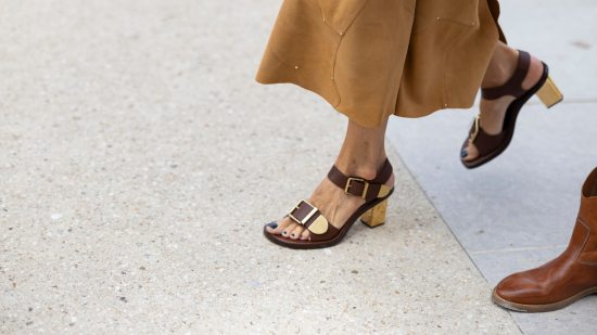 Sandalias que son tendencia esta primavera-verano 2024 street style