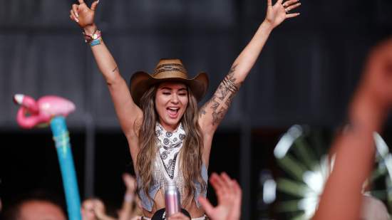 chica con sombrero en un festival de musica