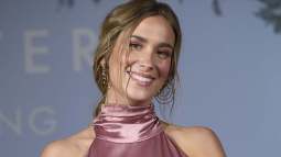 maria pombo sonriente con vestido rosa