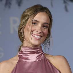maria pombo sonriente con vestido rosa