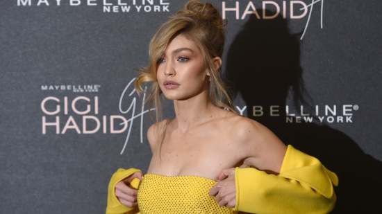 gigi hadid con vestido amarillo en photocall