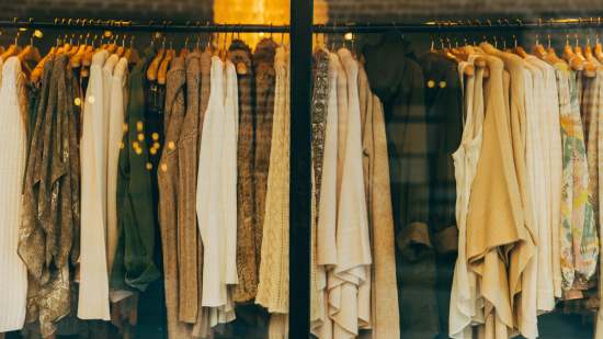 escaparate de ropa con tonos marrones