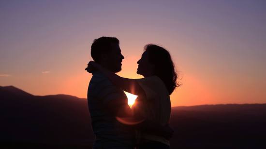 pareja enamorada en un atardecer