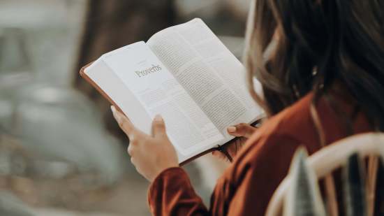 mujer leyendo un libro