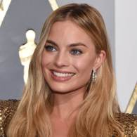 margot robbie sonriendo