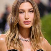 hailey bieber en la met gala de 2021