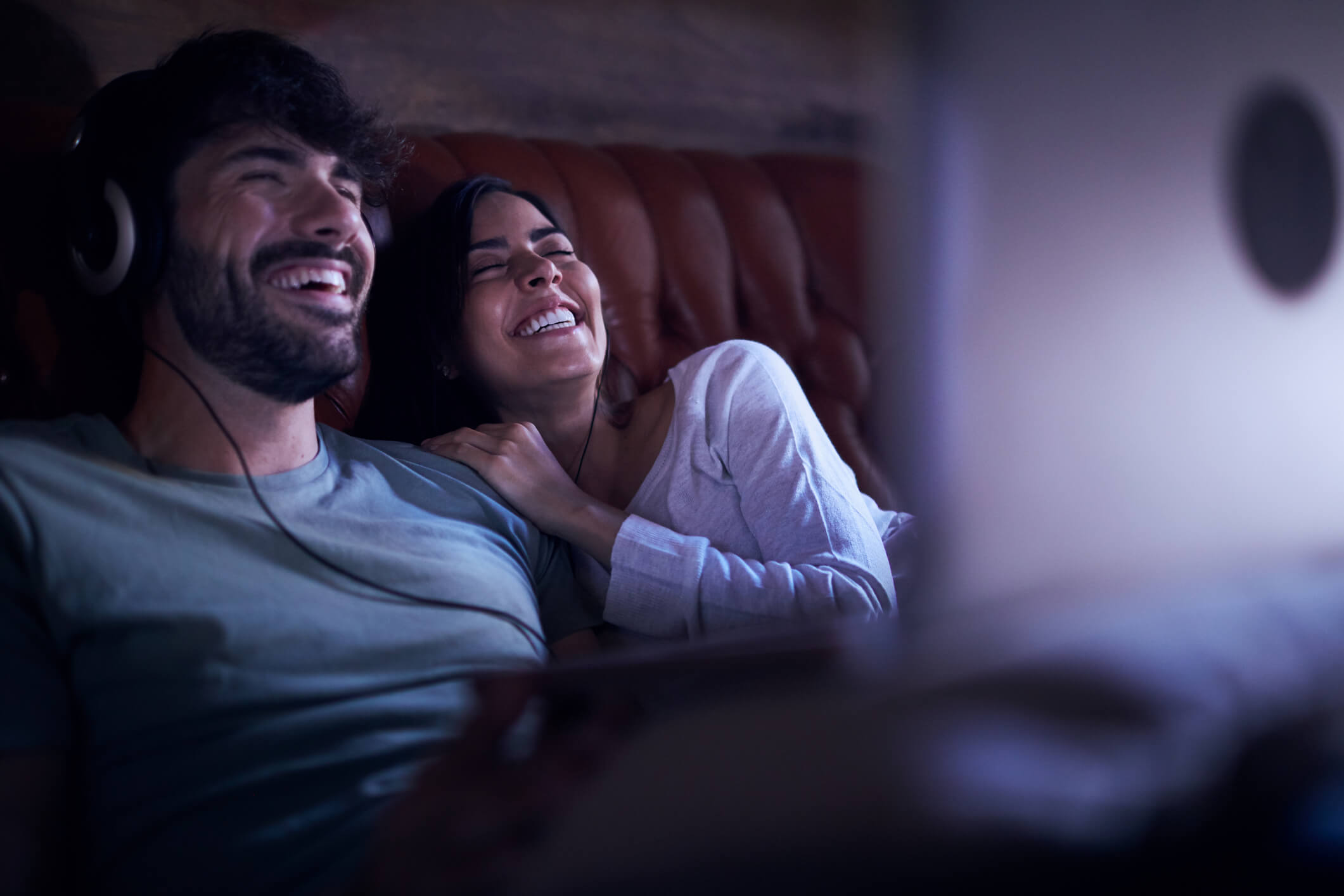 pareja viendo una pelicula de risa en casa
