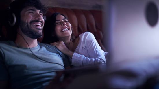 pareja viendo una pelicula de risa en casa