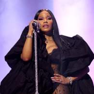 nicki minaj actuando con un abrigo negro