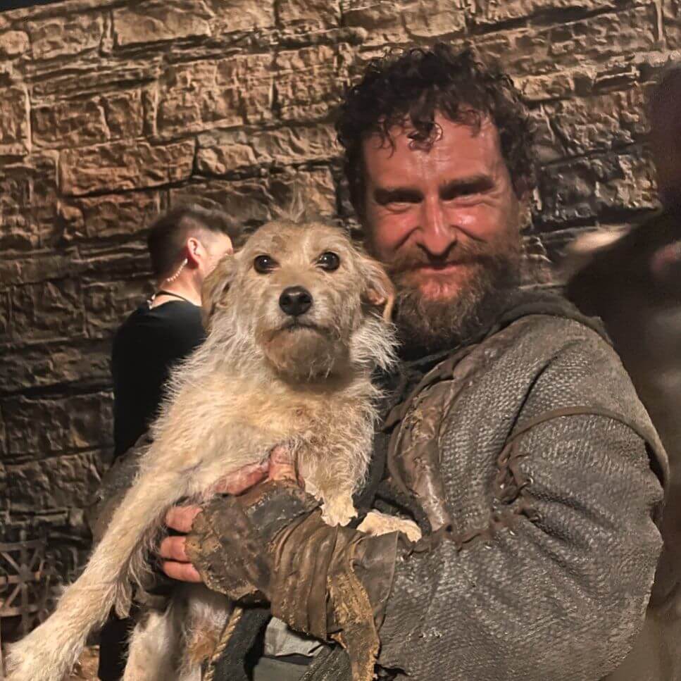 bobby junto a su compañero de elenco