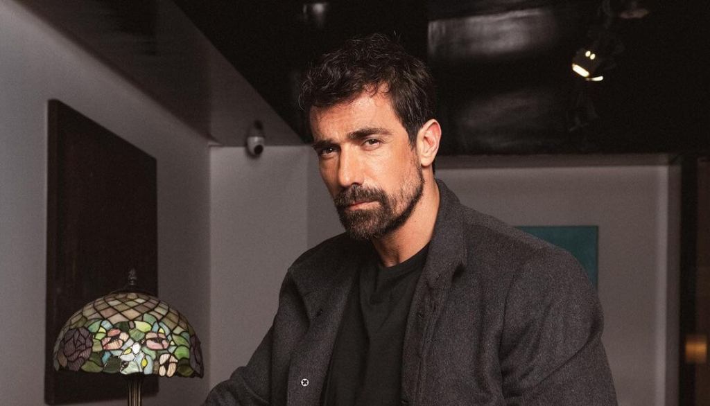 Ibrahim Çelikkol posando para un reportaje fotográfico