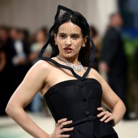la cantante rosalia en la met gala con vestido negro