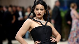 la cantante rosalia en la met gala con vestido negro