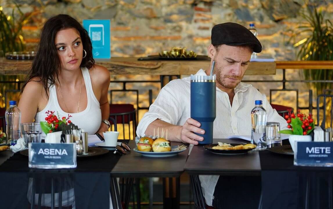 Melis Sezen y Kerem Bürsin.