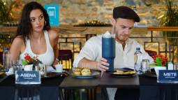 Melis Sezen y Kerem Bürsin.