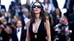 alexa chung en la alfombra roja de horizon an american saga en el festival de cine de cannes