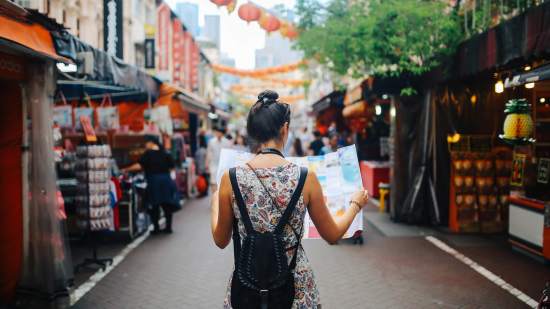 mujer morena viajando en solitario