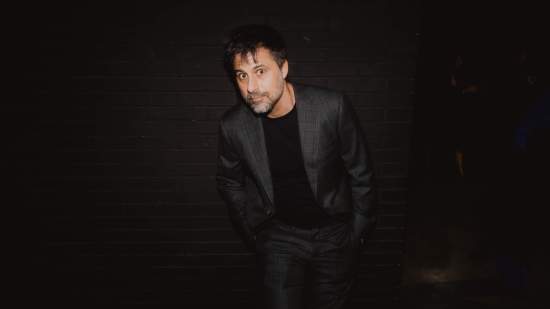 el actor hugo silva con un traje negro en los premios feroz de 2024