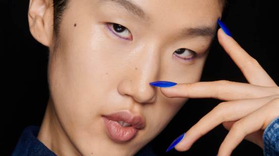 Del azul índigo al verde lima: seis colores de uñas que rejuvenecen y son tendencia este 2024
