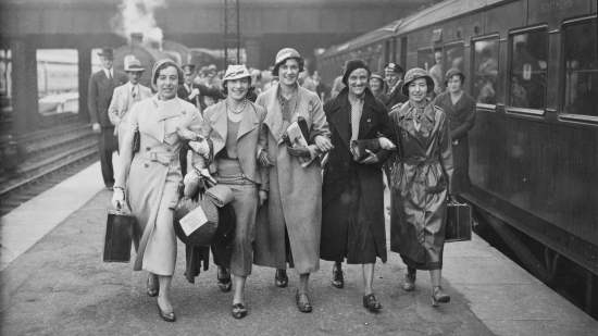 The British Women's International Athletic Team en Victoria Station.