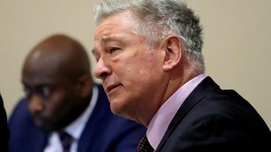 Alec Baldwin durante el juicio por la muerte en el set de Rust.