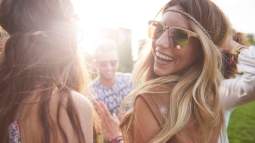 chica rubia bailando en un festival