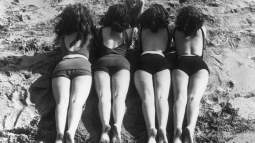 Mujeres en la playa, 1930.