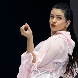 rosalia actuando en coachella 2023