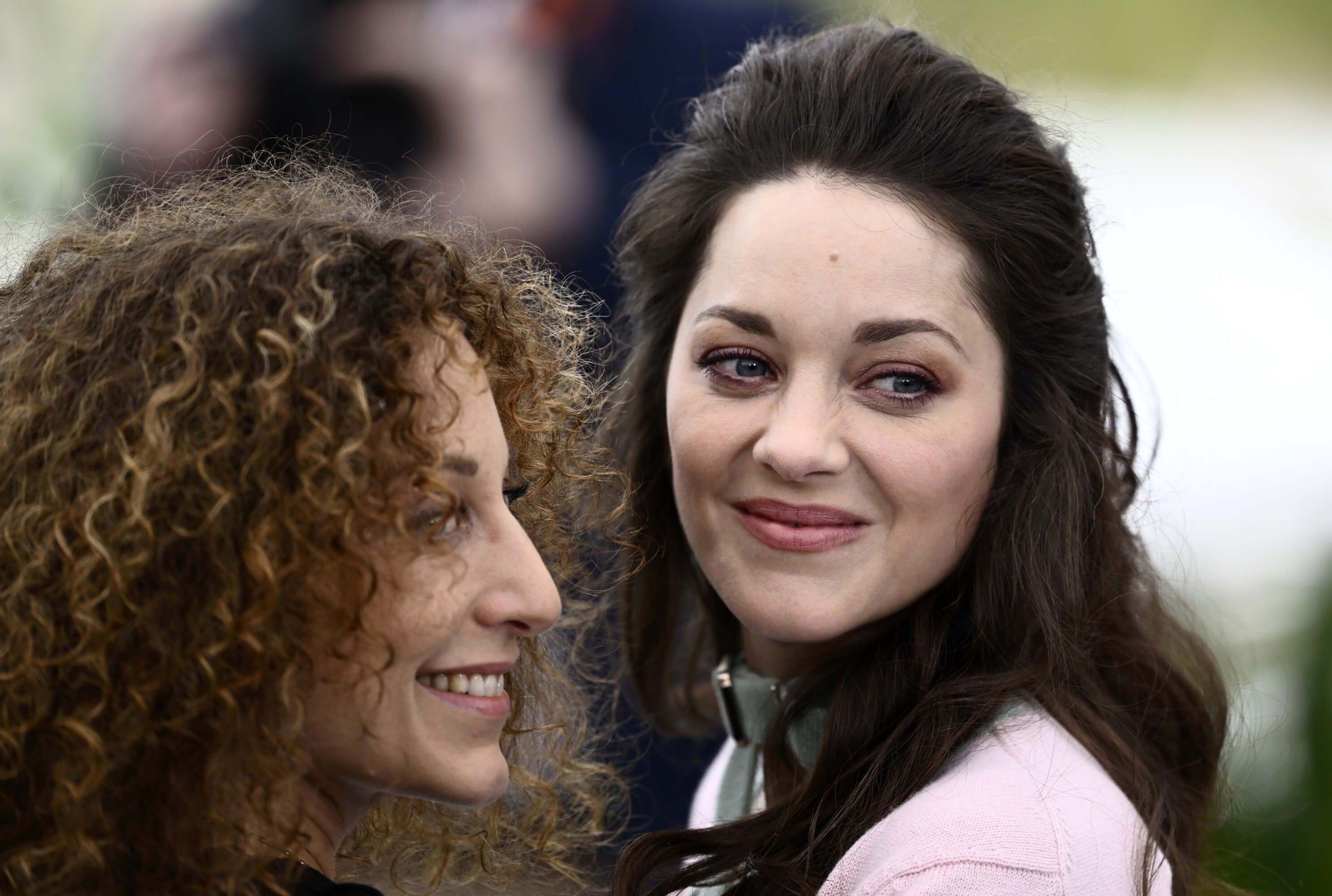 Mona Achache y Marion Cotillard.